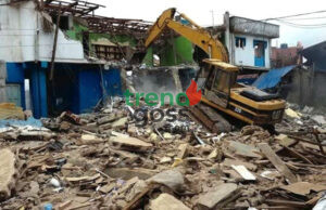 Midnight Chaos in Lagos: Tears as Bulldozers Demolish Homes in Oworonshoki
